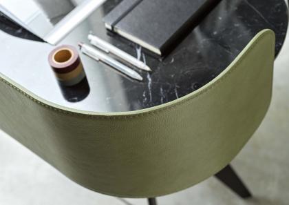 Письменный стол по дизайну Jim с столешницей из мрамора Маркиния и бортиком покрытым кожей - БертО