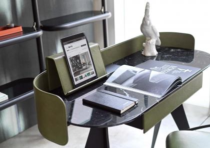 Письменный стол по дизайну Jim с столешницей из мрамора Маркиния и бортиком покрытым  зеленой кожей Flower - БертО