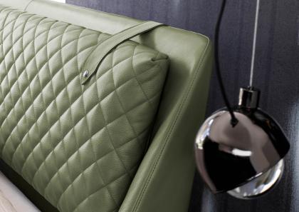 Деталь подушки стеганого изголовья современной двухспальной кровати люкс Chelsea из кожи - БертО