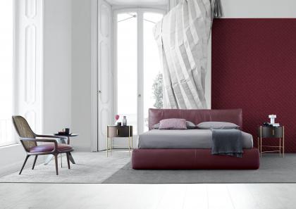 Помещение, обставленное двухспальной кроватью Soho из кожи Мартин бордового цвета - БертО
