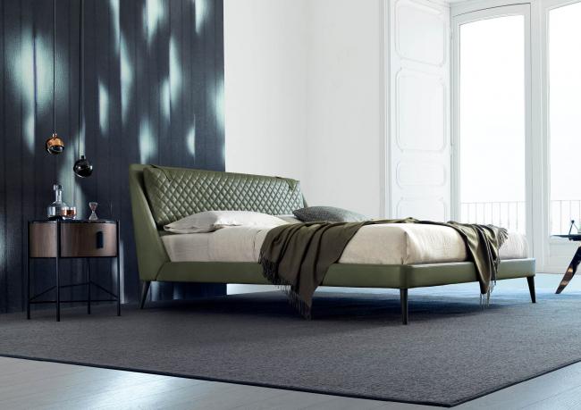 Помещение, обставленное с Современной двухспальной кроватью Chelsea из зеленой кожи - БертО