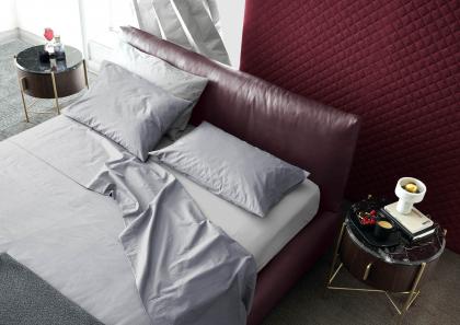 Двухспальная кровать из кожи бордового цвета Soho с набором простыней Yoko - БертО