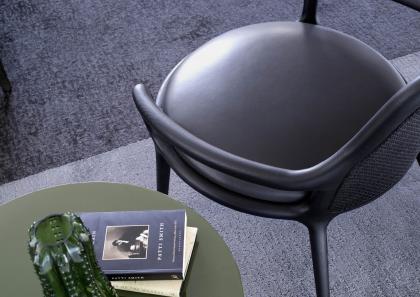 Детали сидения чёрного кресла по дизайну Patti - БертО