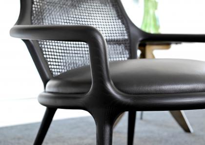 Подлокотники чёрного кресла по дизайну Patti - БертО