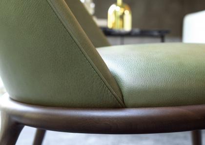 Деталь сиденья зеленого кожаного кресла с запахом KIM - BertO
