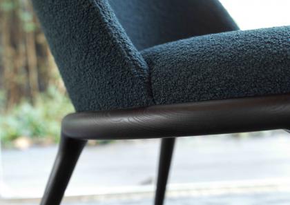 Детали структуры круглого кресла из дерева и ткани - BertO	