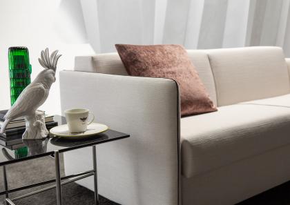 Деталь подлокотника и подушки сиденья из тканевого дивана Easy - BertO