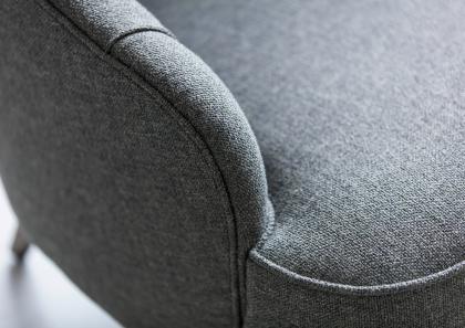 Мягкая и удобная набивка из пенополиуретана разного размера - Кресло Капитонне Emilia