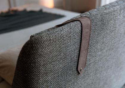 украшенное мягкой подушкой, прикрепленной скрытой молнией и ремнями из нубука - Кровать Chelsea
