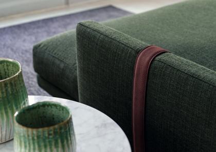 Кожаный ремень подлокотника глубокого дивана Dee Dee даёт возможность совмещать уникальные материалы и цвета - BertO