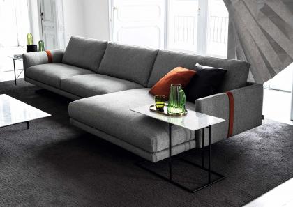 Деталь удобной опорной плоскости выше сидения дивана из ткани с оттоманкой Dee Dee - BertO
